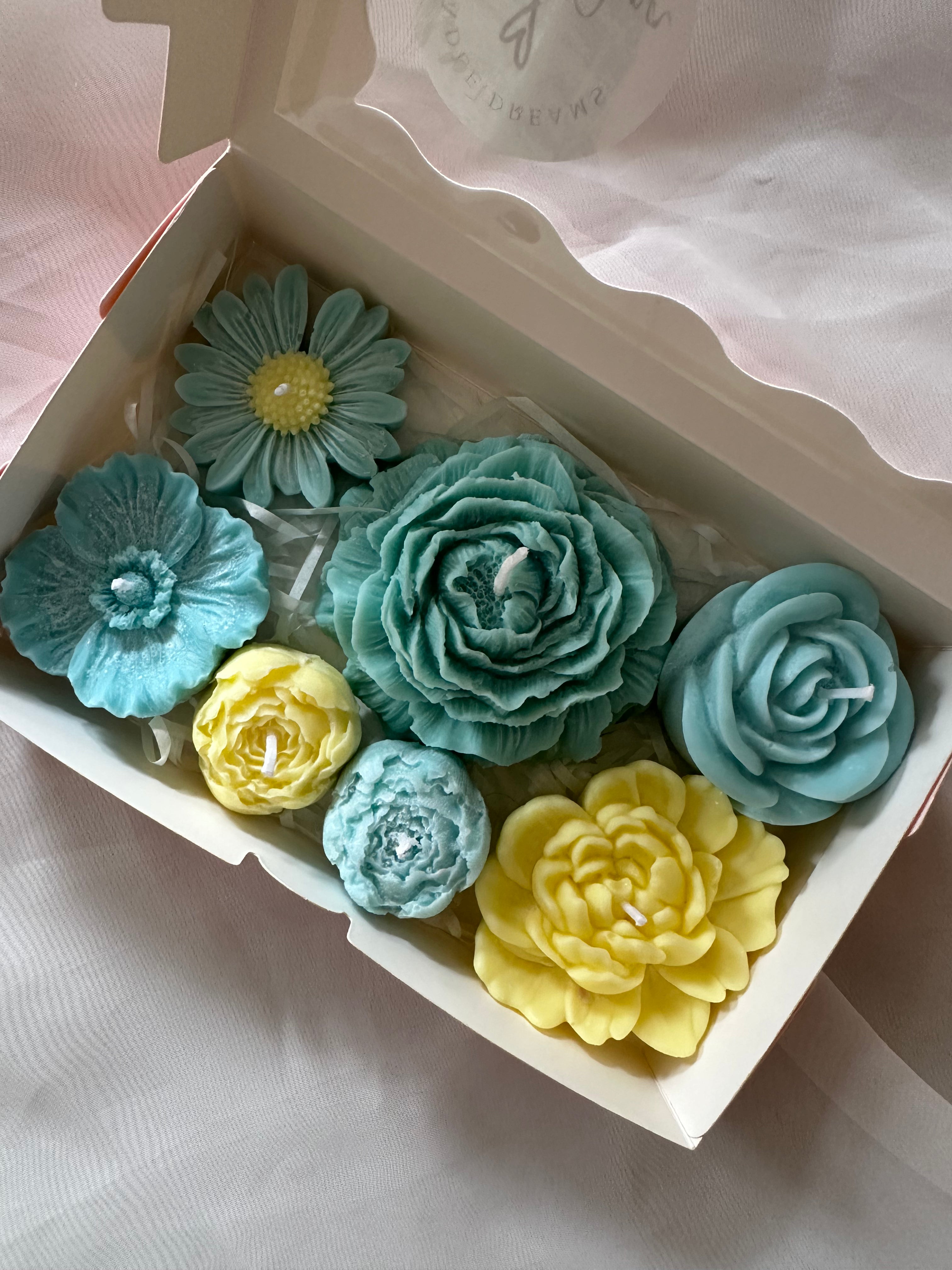 Mix candle blooms