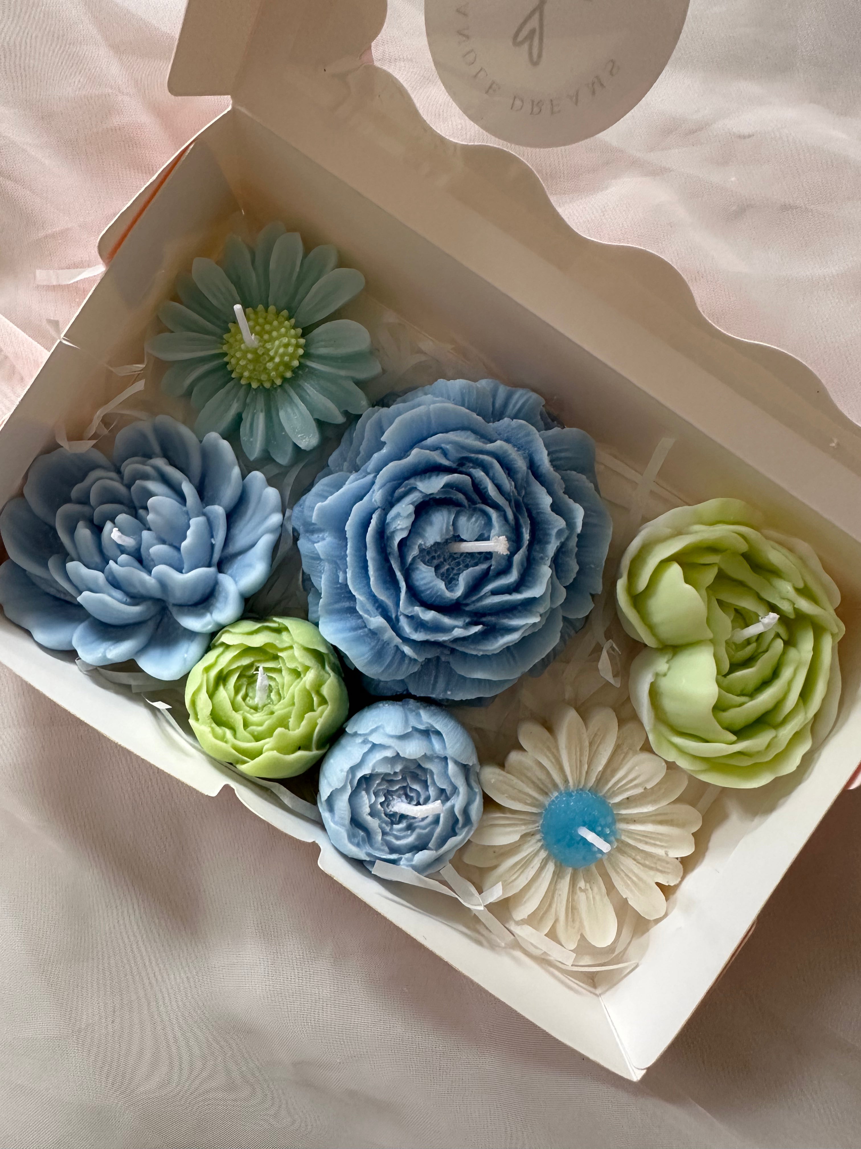 Mix candle blooms