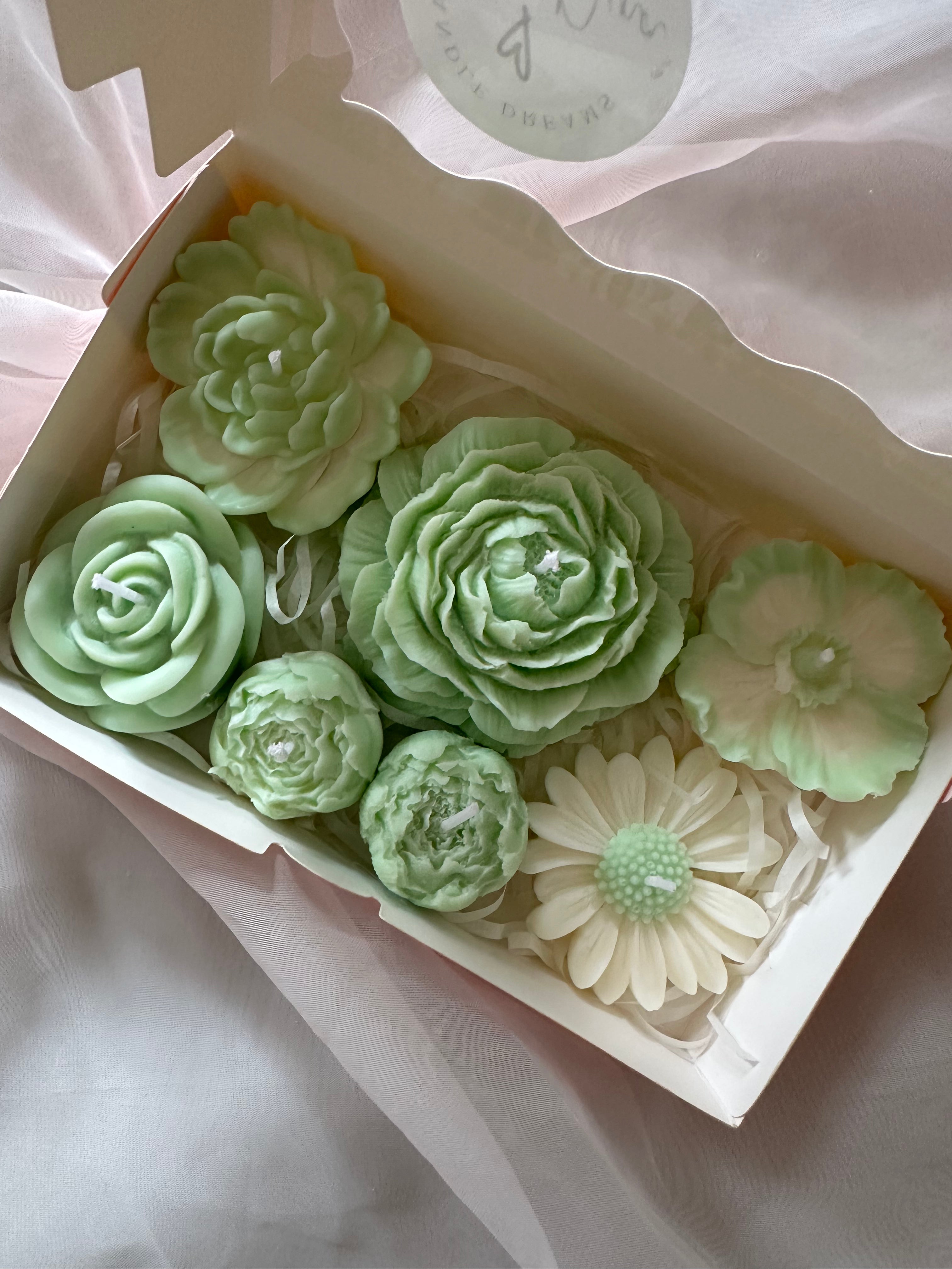 Mix candle blooms