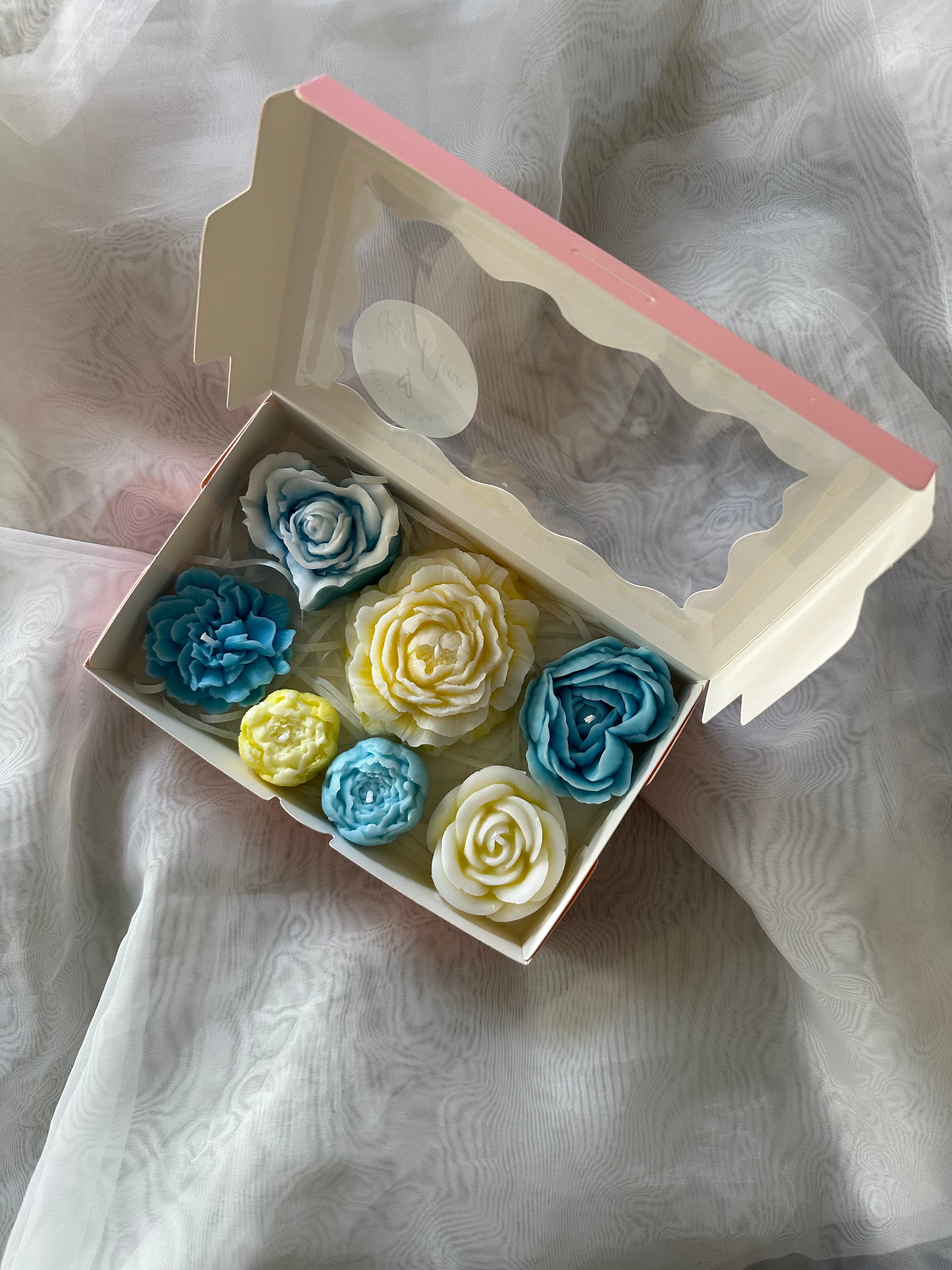 Mix candle blooms
