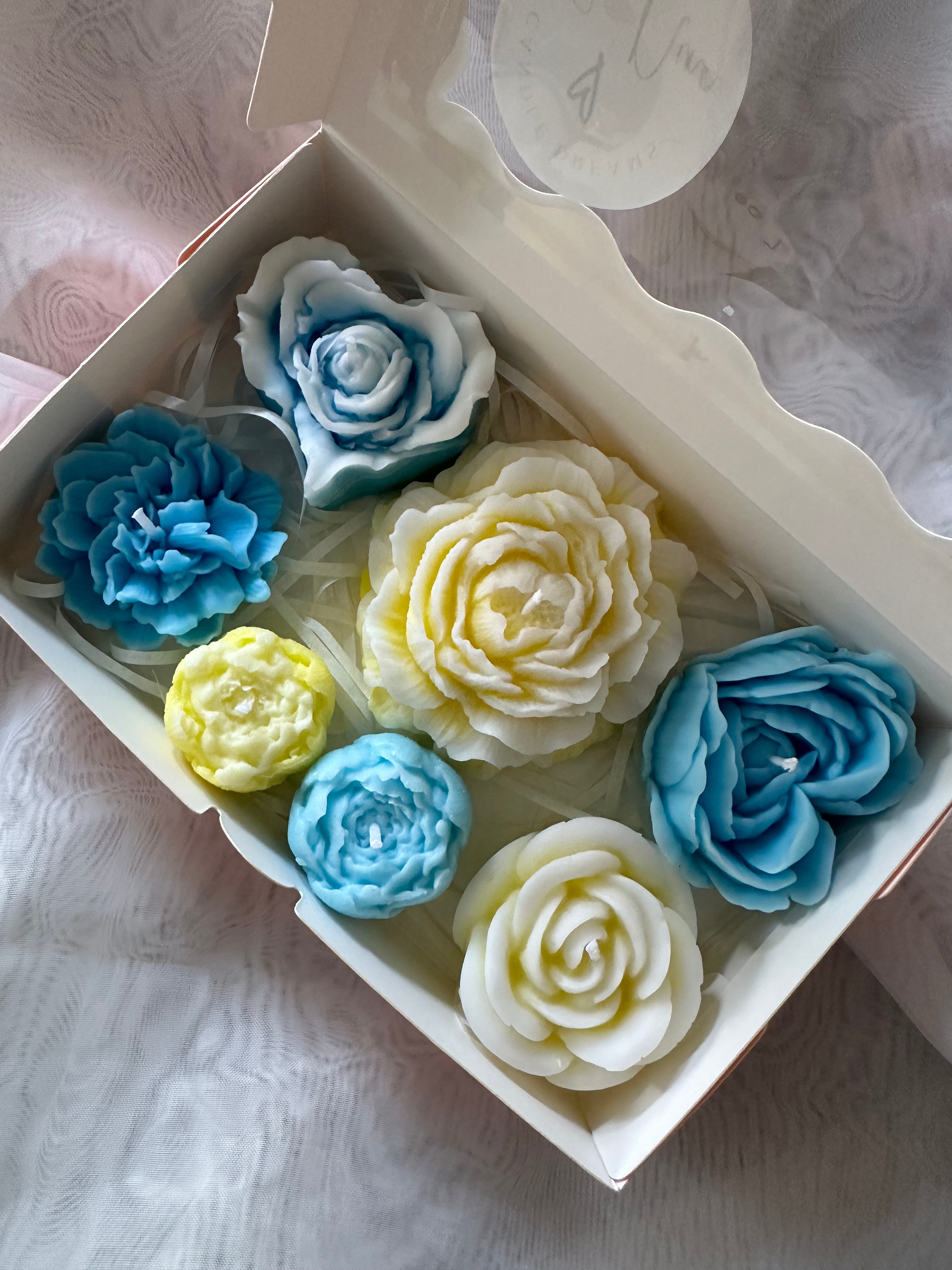 Mix candle blooms