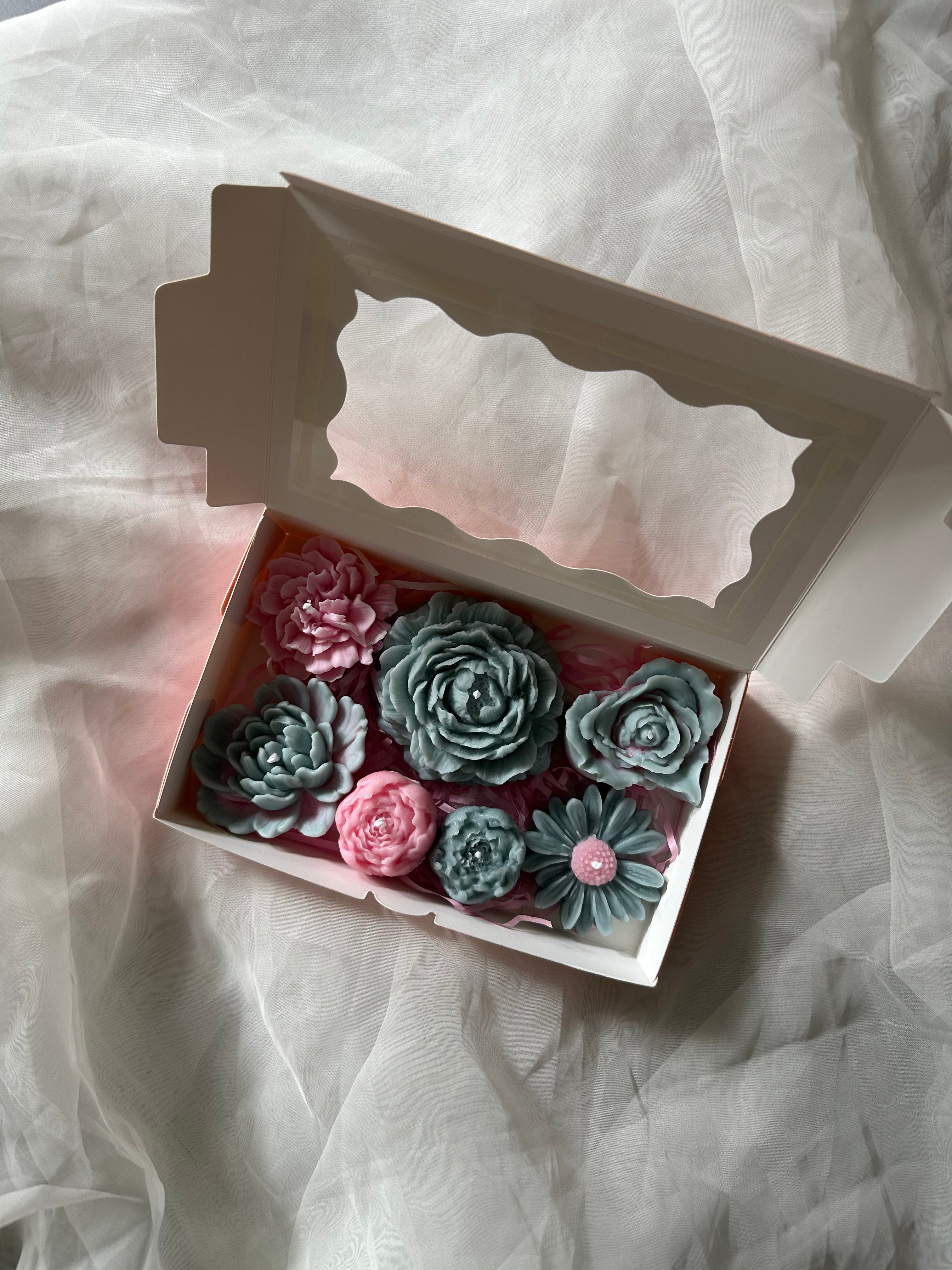 Mix candle blooms