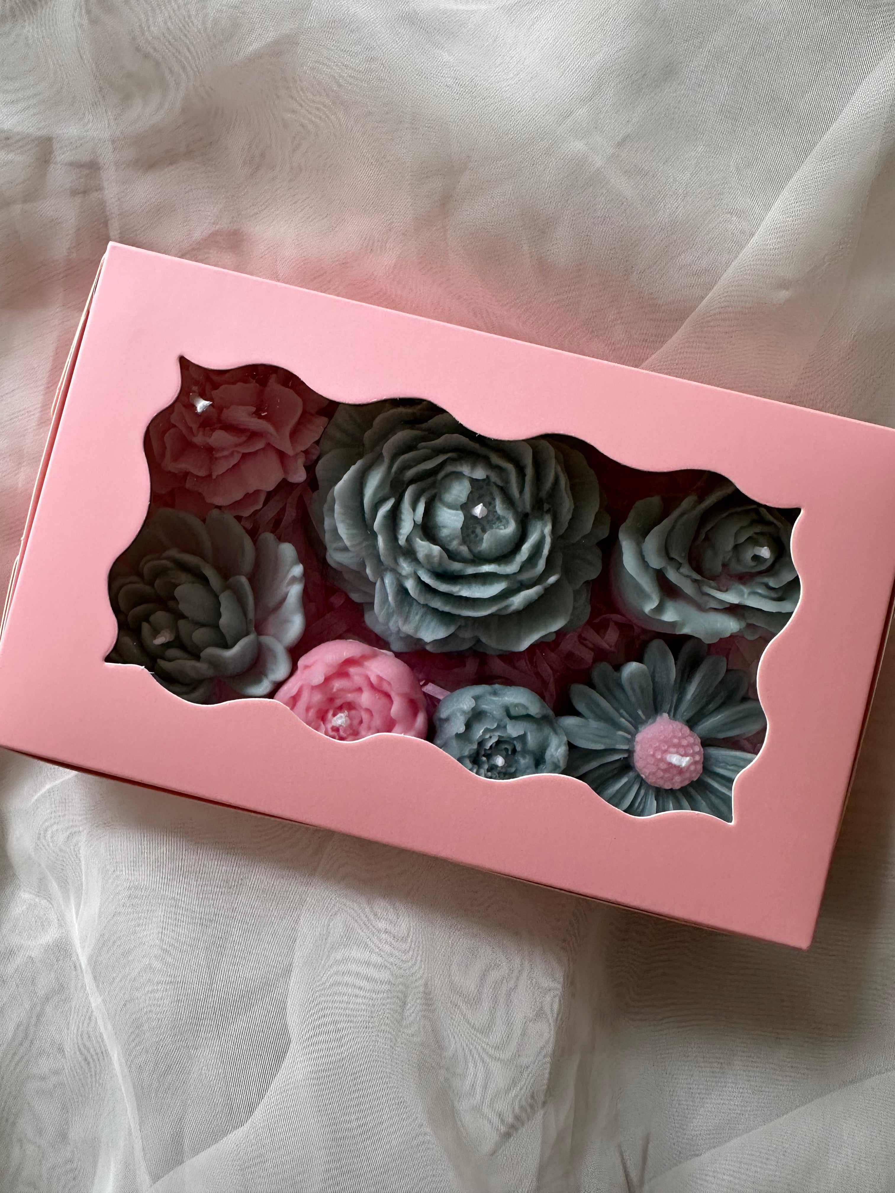 Mix candle blooms